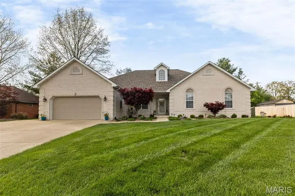 $424,900 | 1821 Creekside Drive, Swansea, IL 62226