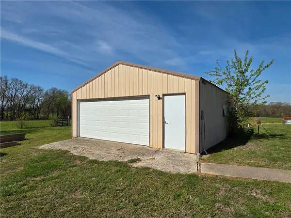 $324,900 | 9676 South 501 Road, El Dorado Springs, MO 64744