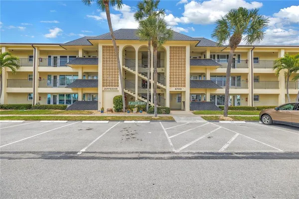 $189,900 | 4700 Cove Circle, Unit 103, St. Petersburg, FL 33708