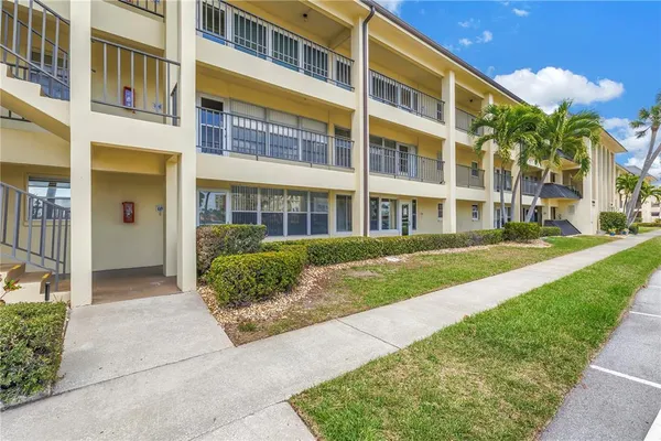 $189,900 | 4700 Cove Circle, Unit 103, St. Petersburg, FL 33708