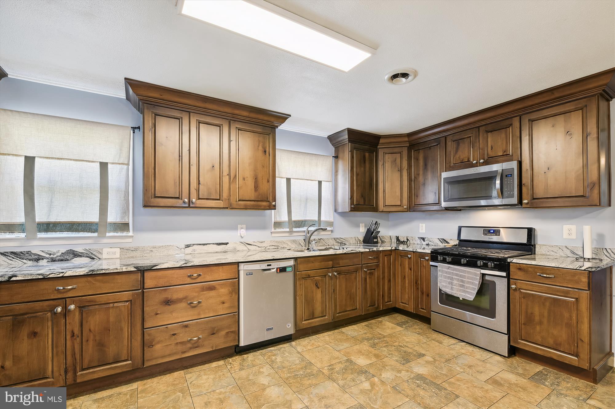 821 Pasadena Road Pasadena, MD 21122 - Photo 15 of 74 Granite counters/ Stainless steel appiances