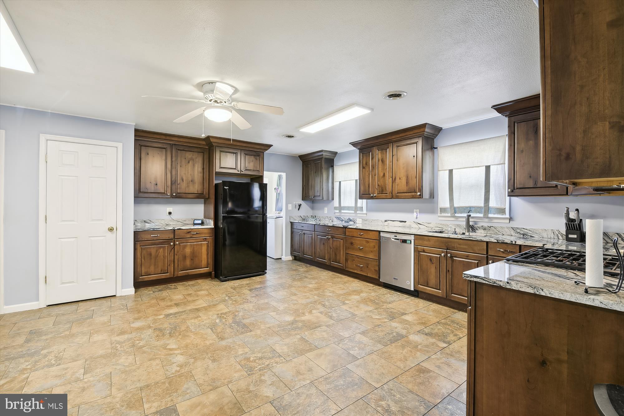 821 Pasadena Road Pasadena, MD 21122 - Photo 16 of 74 Bright and cheery kitchen