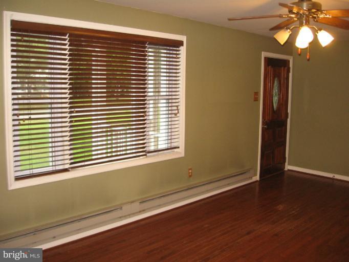 8314 Rugby Road Manassas, VA 20111 - Photo 3 of 16 Living Room