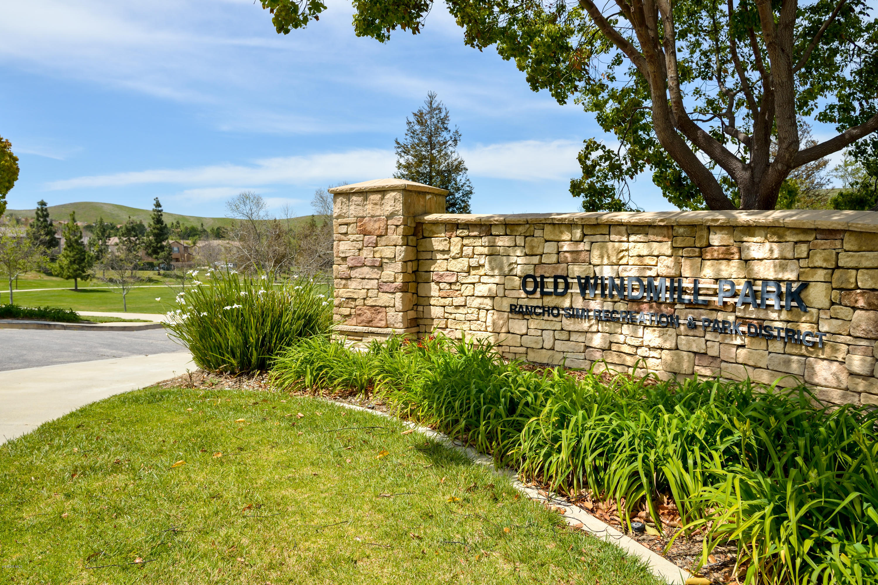 129 Park Hill Road Simi Valley, CA 93065 - Photo 41 of 45 wr-windmill-park-sign