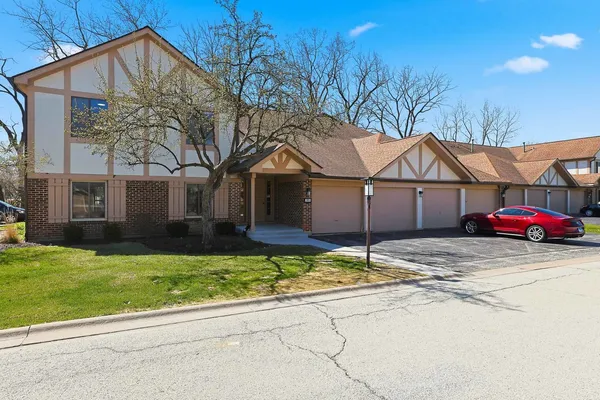 $2,300 | 905 Knottingham Drive, Unit 2A, Schaumburg, IL 60193