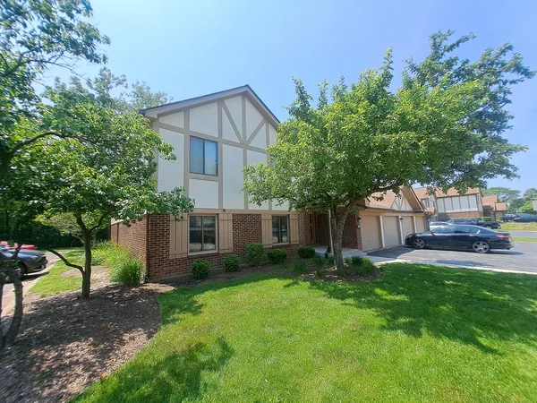 $2,200 | 905 Knottingham Drive, Unit 2A, Schaumburg, IL 60193