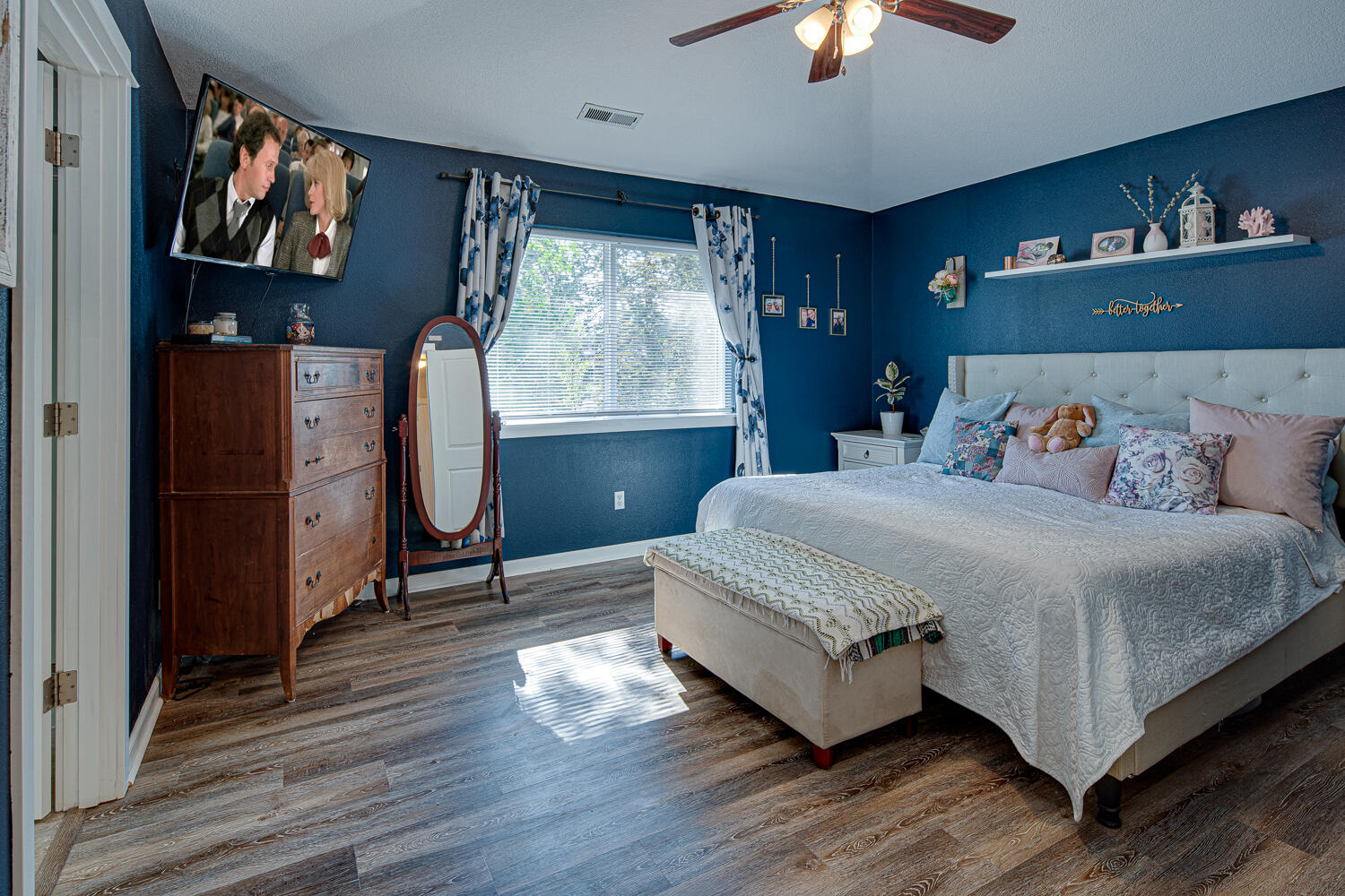61522 Tall Tree Court Bend, OR 97702 - Photo 21 of 30 Primary Bedroom