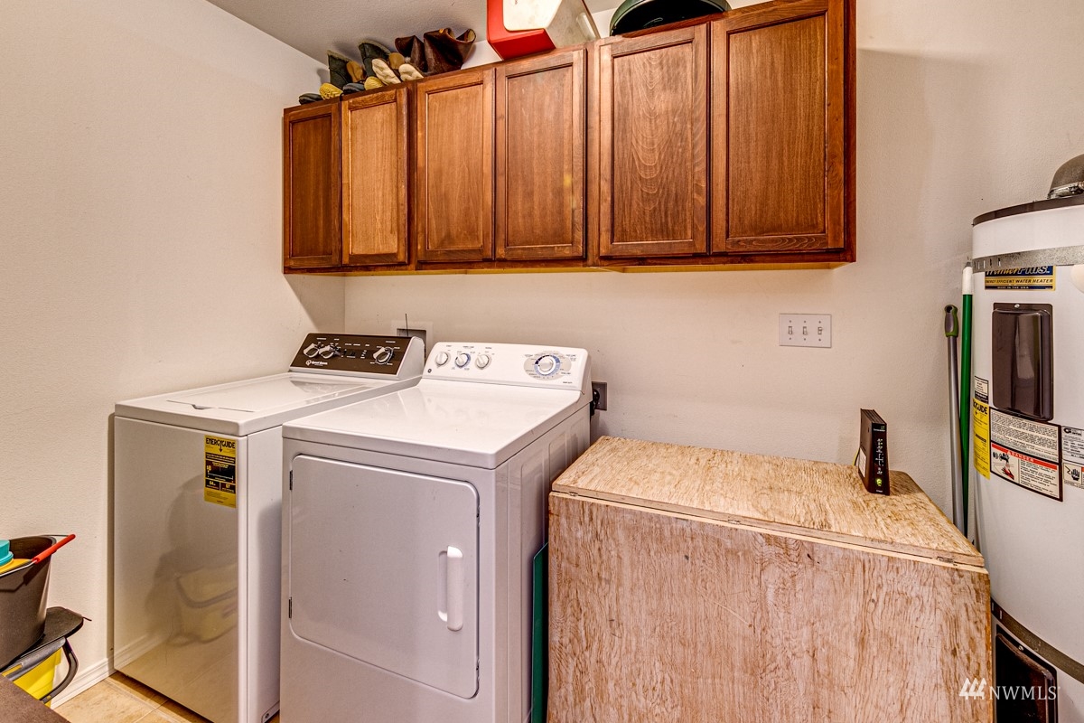 976 Township Line Road Port Angeles, WA 98362 - Photo 20 of 40 a utility room with dryer and washer