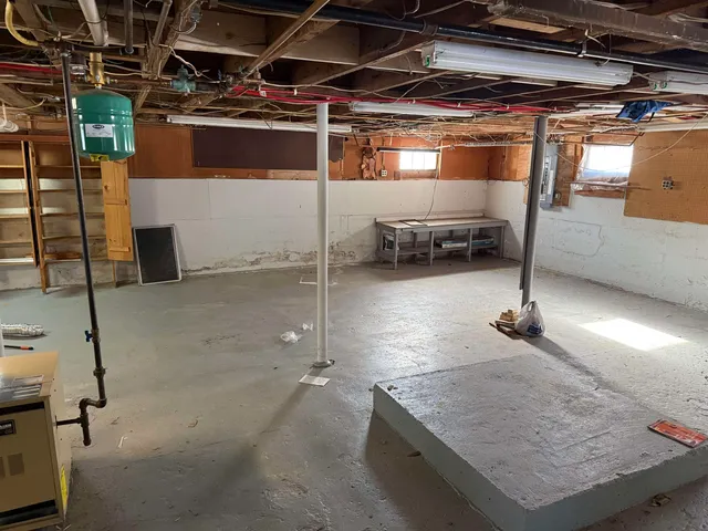 $2,500 | 361 Court Street, Laconia, NH 03246