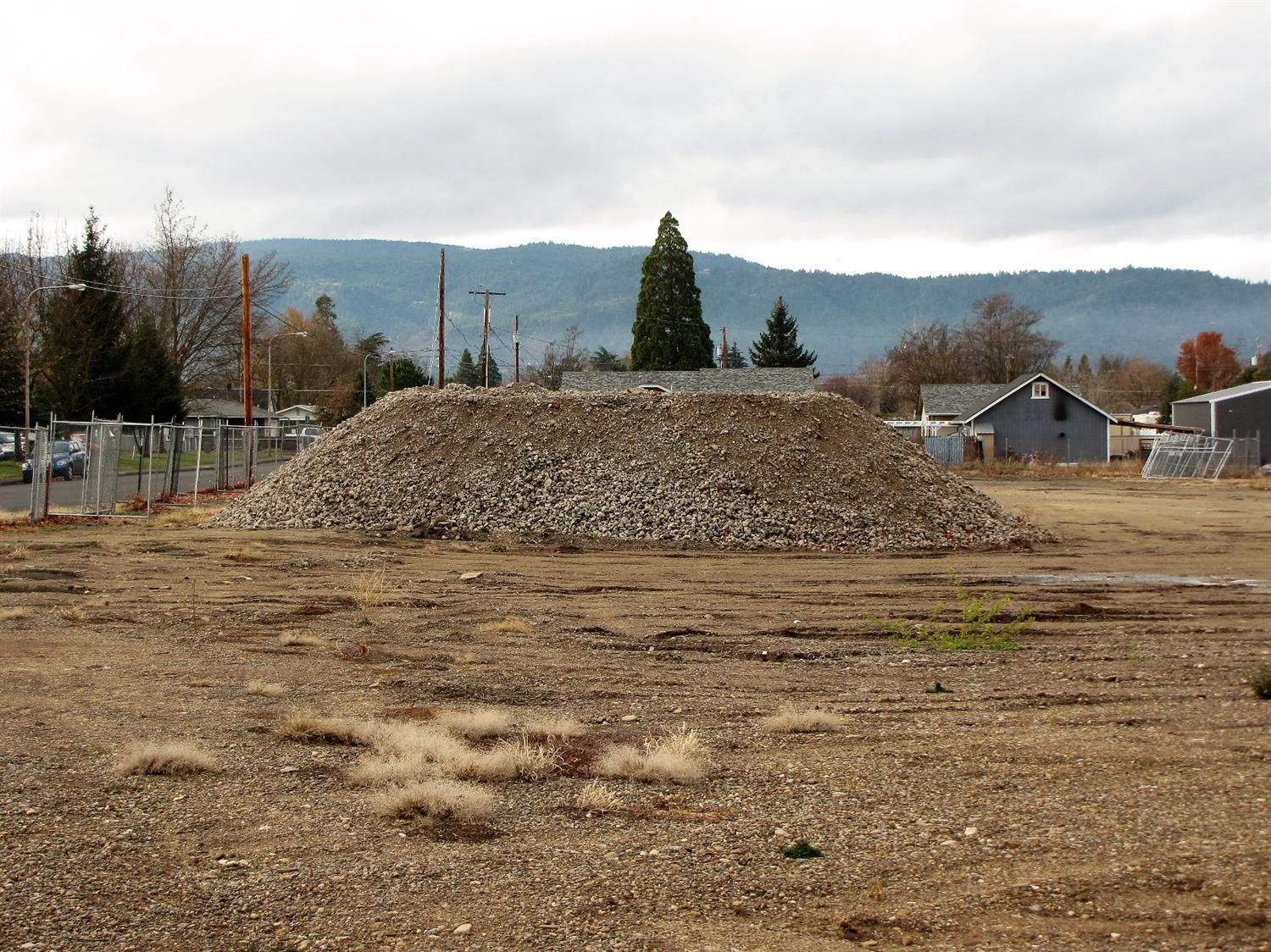 2801 Merriman Road Medford, OR 97501 - Photo 7 of 9 a view of a dry yard with wooden fence