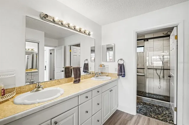 a en suite bathroom with a double vanity sink and a mirror