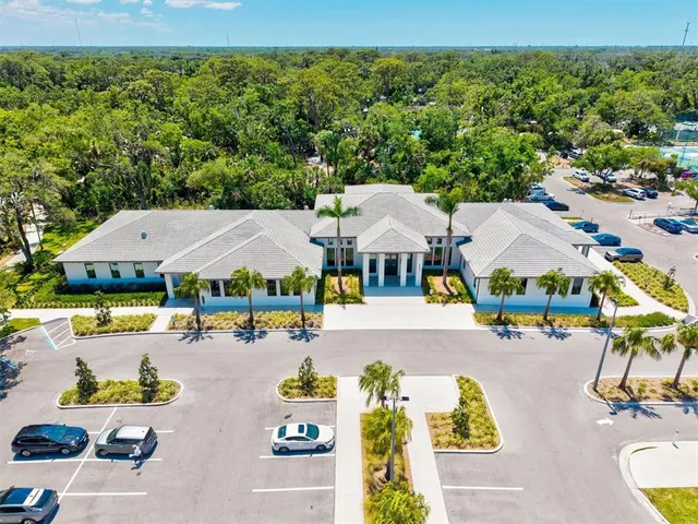 an outdoor space with lots of furniture and a garden