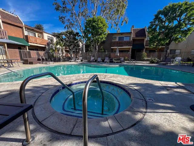 $1,799 | 17900 Sherman Way, Unit 320, Reseda, CA 91335