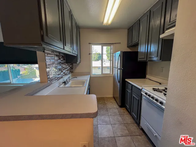 $1,799 | 17900 Sherman Way, Unit 320, Reseda, CA 91335