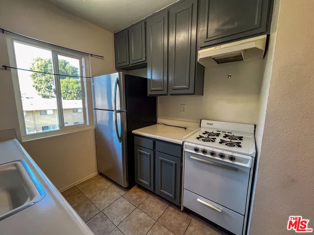 $1,799 | 17900 Sherman Way, Unit 320, Reseda, CA 91335