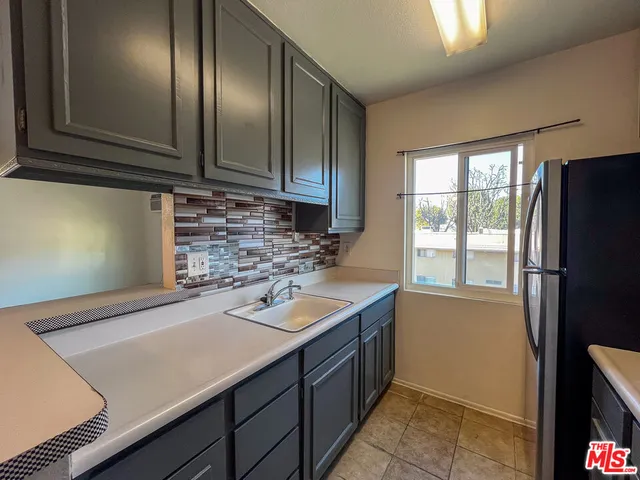 $1,799 | 17900 Sherman Way, Unit 320, Reseda, CA 91335