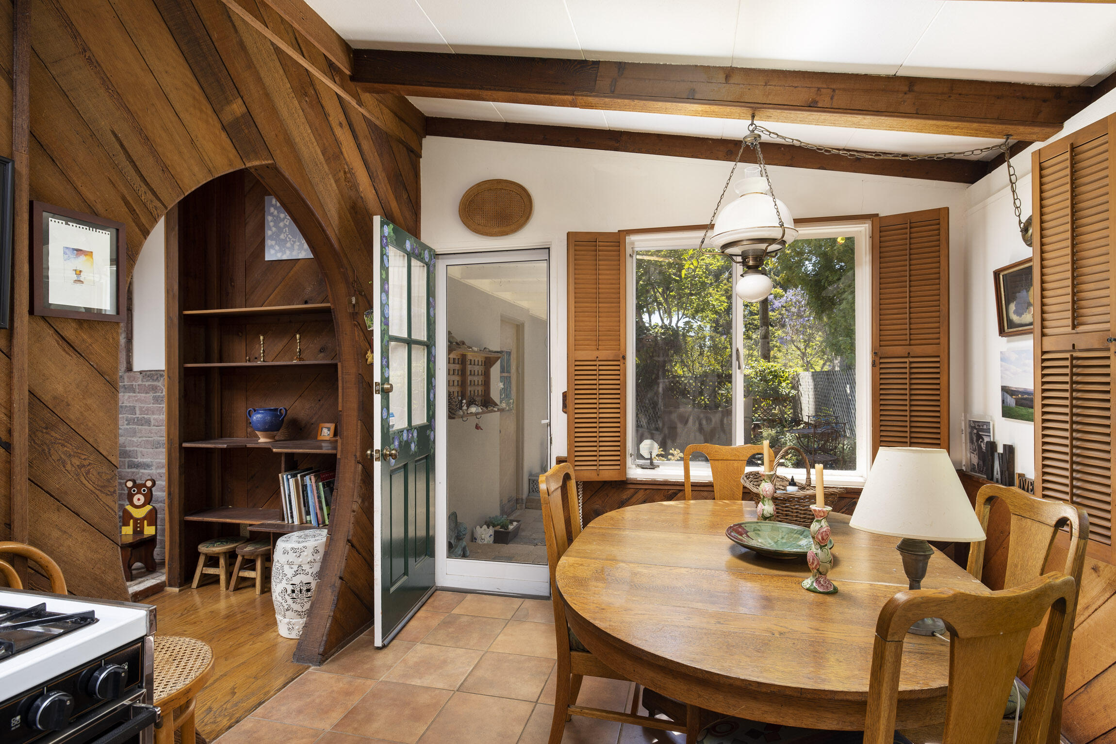 237 Oliver Road Santa Barbara, CA 93109 - Photo 4 of 18 Dining/Entry