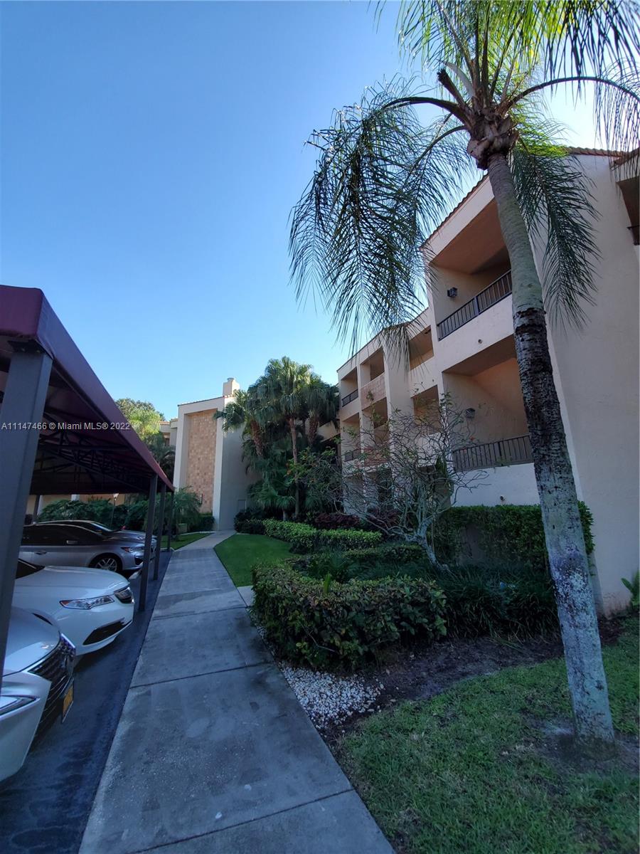 7472 La Paz Boulevard, Unit 104 Boca Raton, FL 33433 - Photo 4 of 44 a view of a backyard with plants