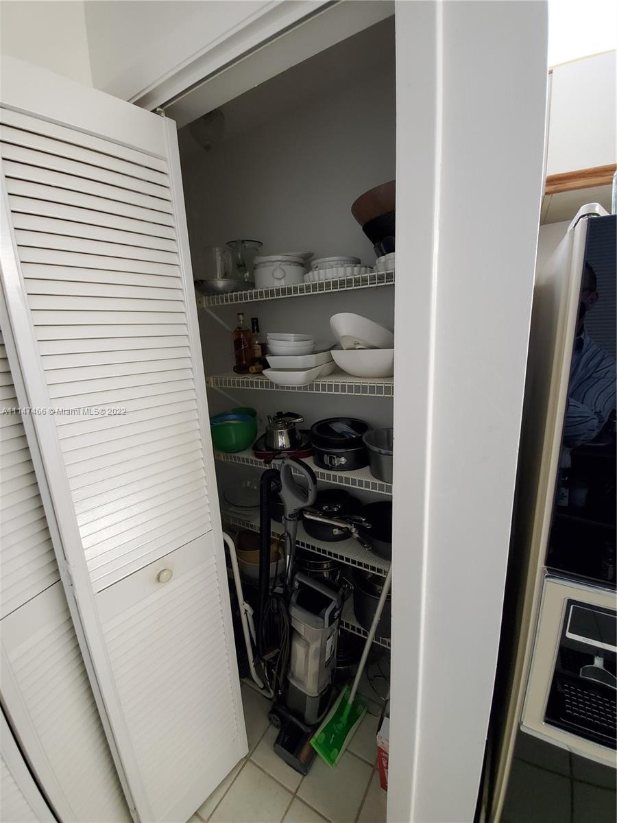 7472 La Paz Boulevard, Unit 104 Boca Raton, FL 33433 - Photo 8 of 44 a close view of appliances