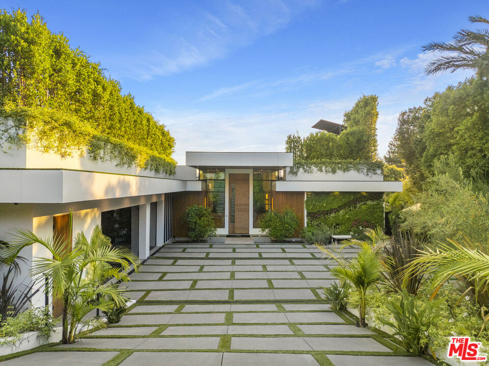 1033 Somera Road Los Angeles, CA 90077 - Photo 12 of 72 a front view of a house with garden