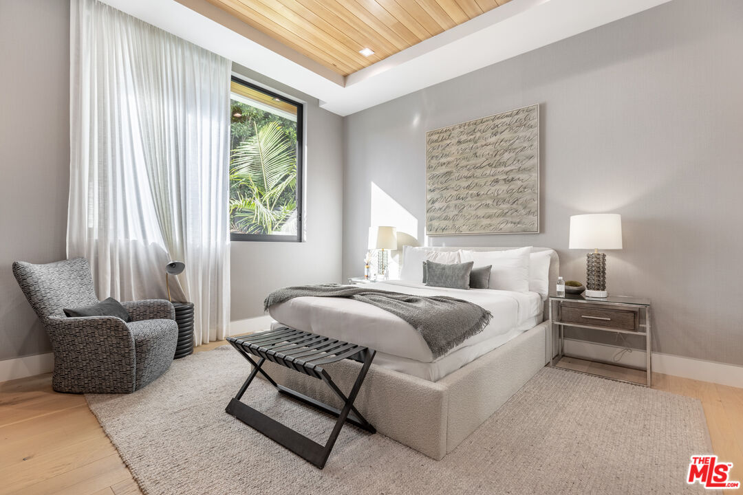 1033 Somera Road Los Angeles, CA 90077 - Photo 57 of 72 a spacious bedroom with a bed and a couch