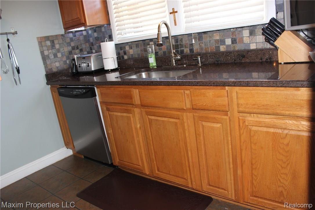 7524 Miller Road Dearborn, MI 48126 - Photo 8 of 23 IMG_1002.JPG