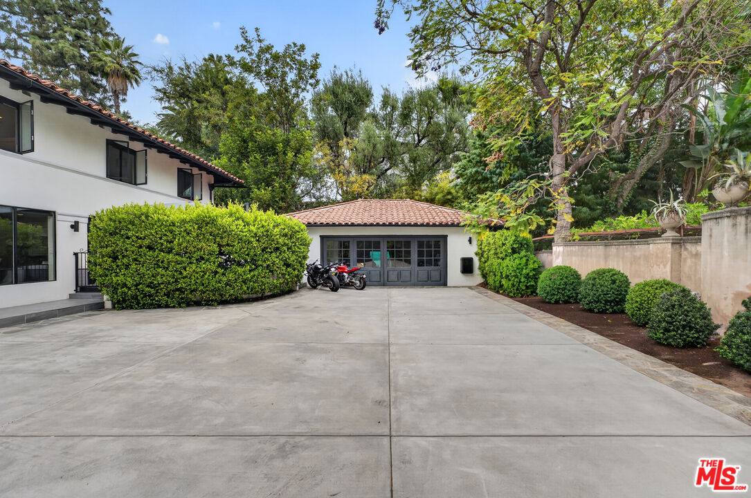 760 South San Rafael Avenue Pasadena, CA 91105 - Photo 43 of 45 a front view of a house with garden