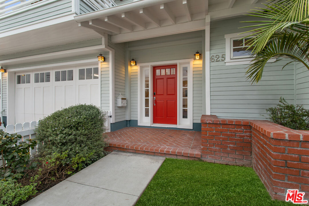 625 Diamond Street Redondo Beach, CA 90277 - Photo 39 of 42 a view of brick house with a yard