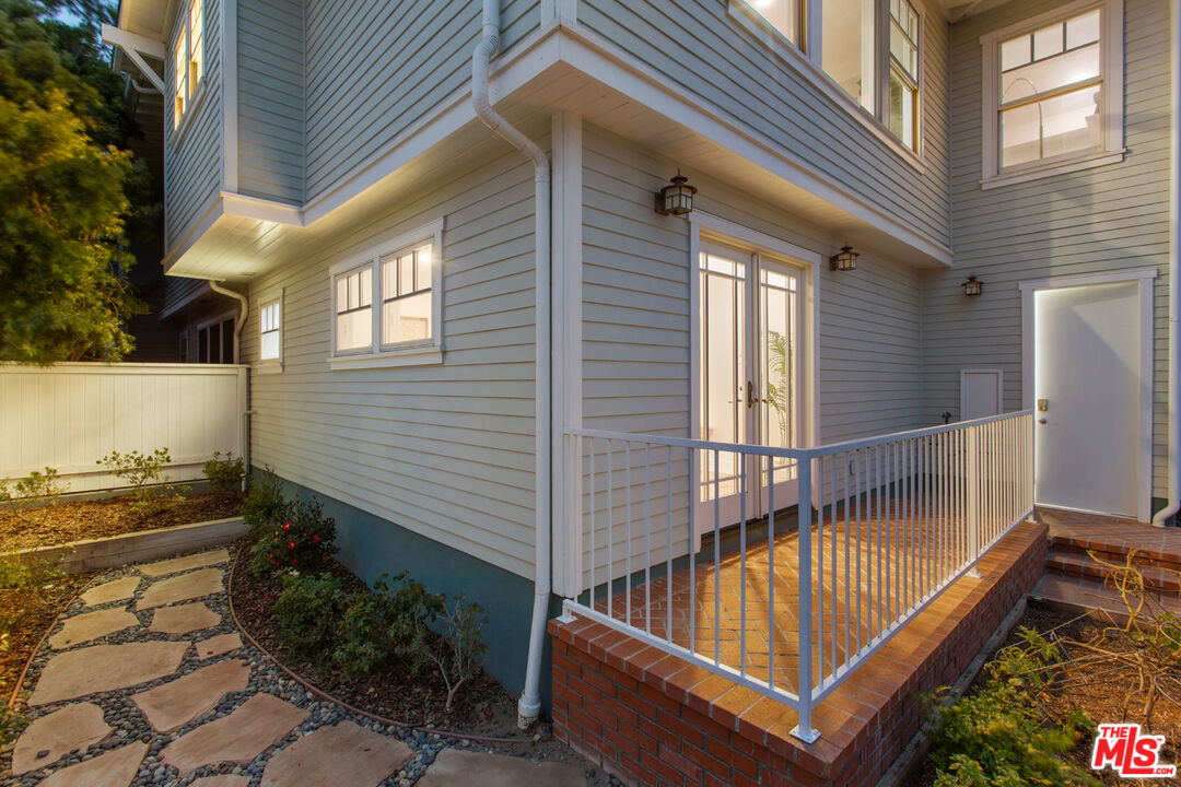 625 Diamond Street Redondo Beach, CA 90277 - Photo 41 of 42 a view of small house with pool