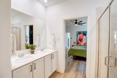 a en suite bathroom with a double vanity sink and a mirror