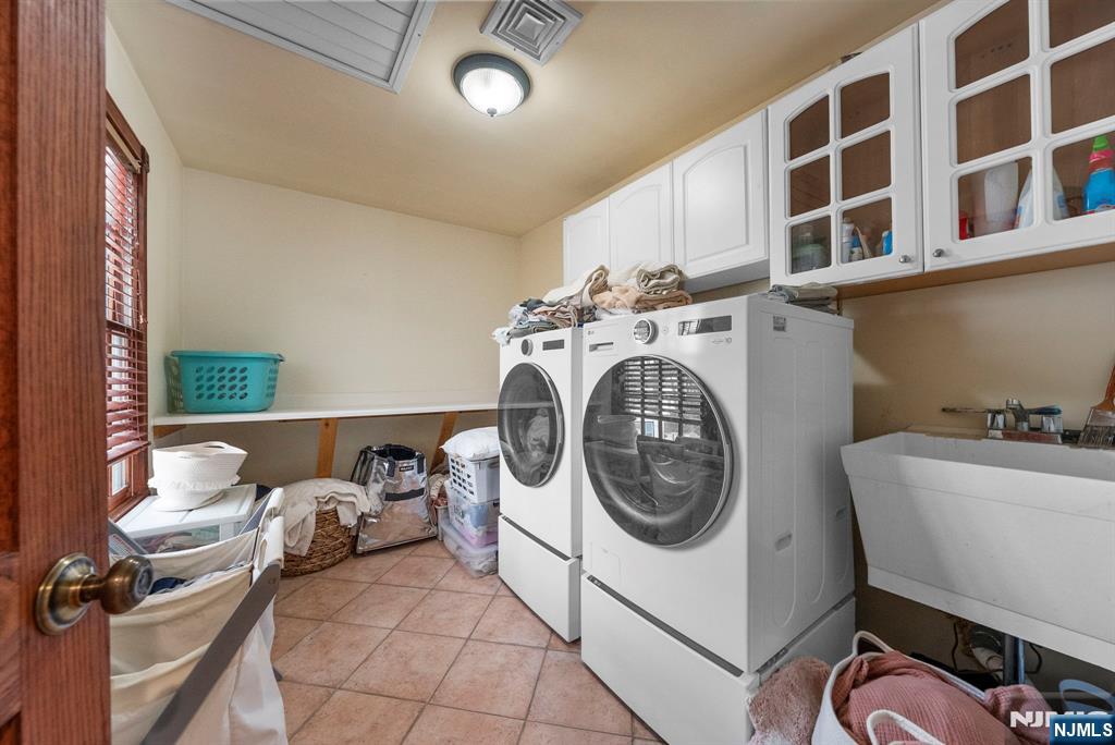 127 Hillside Avenue Cresskill, NJ 07626 - Photo 29 of 42 a utility room with sink dryer and washer