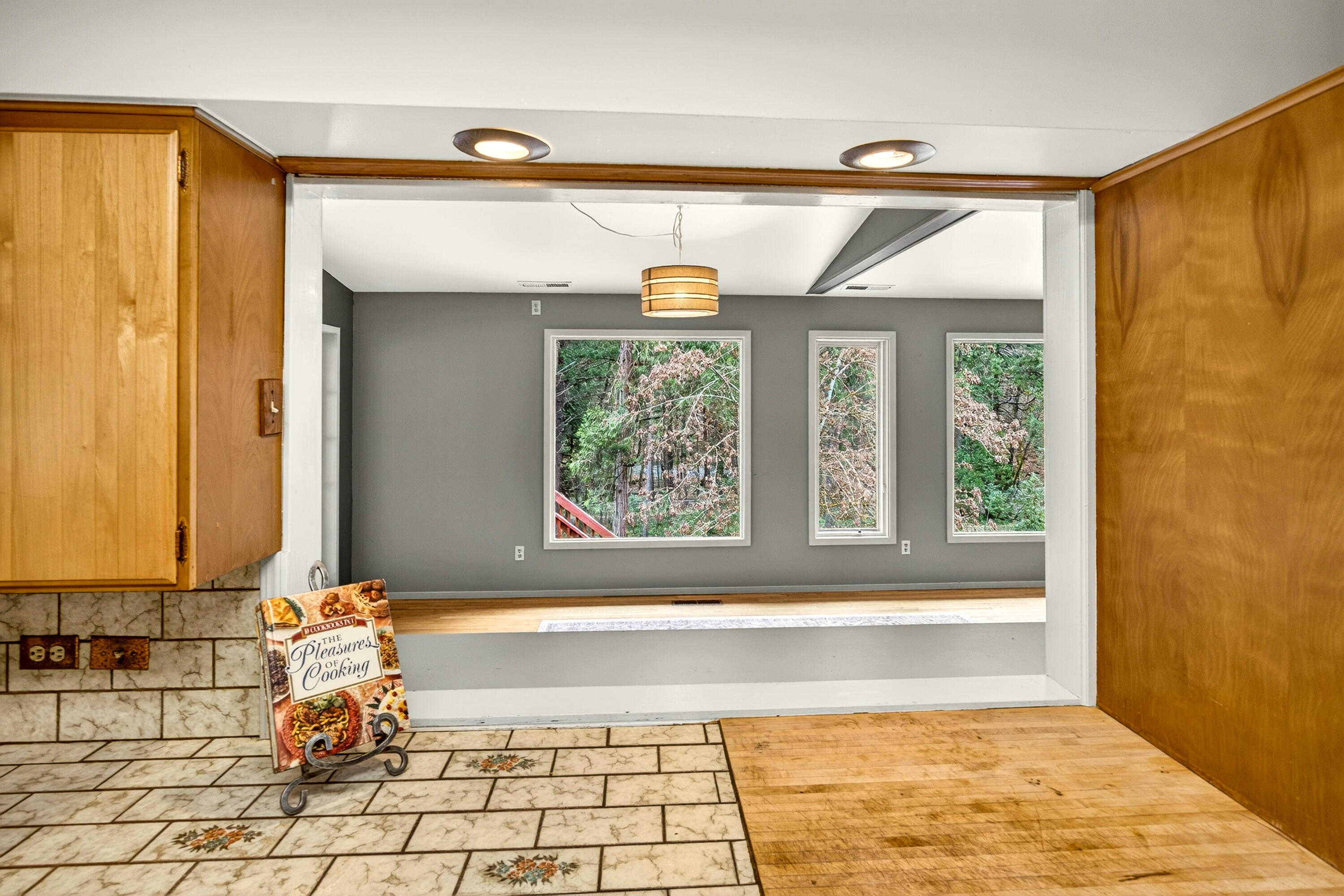 2922 Anderson Creek Road Talent, OR 97540 - Photo 14 of 37 Pass through to dining area.