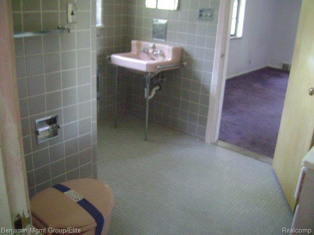 19750 Canterbury Road Detroit, MI 48221 - Photo 8 of 10 bath.JPG