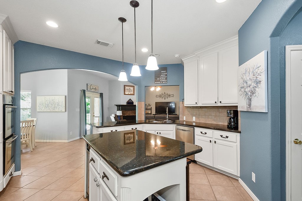 318 Sunrise Boulevard Angleton, TX 77515 - Photo 8 of 39