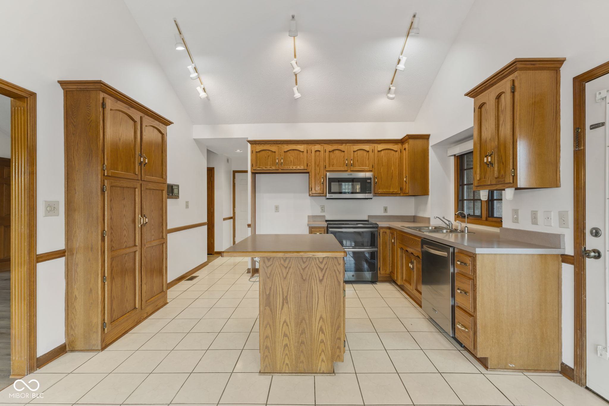 4226 Moss Ridge Court Indianapolis, IN 46237 - Photo 9 of 42 Gallery Image 9