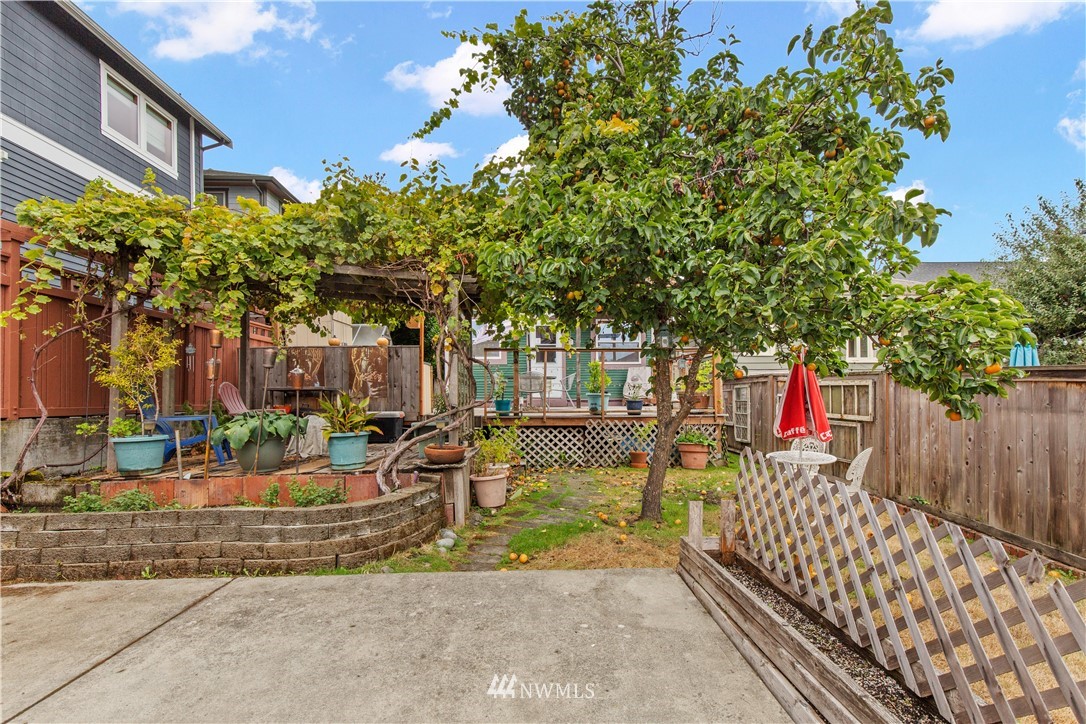 907 North 68th Street Seattle, WA 98103 - Photo 29 of 36 a view of outdoor space and deck