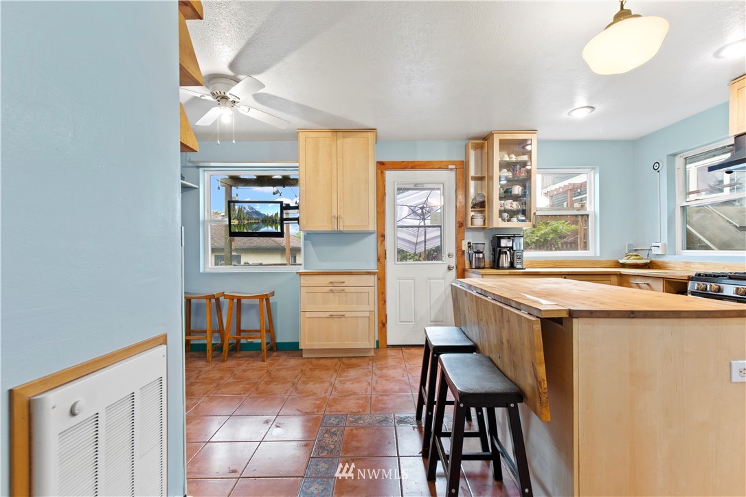 907 North 68th Street Seattle, WA 98103 - Photo 9 of 36