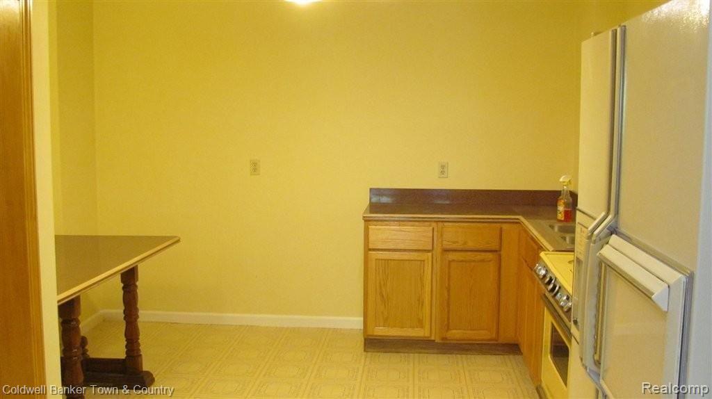 1277 Pine Ridge Road Milford, MI 48380 - Photo 16 of 23 Full kitchen in lower.JPG