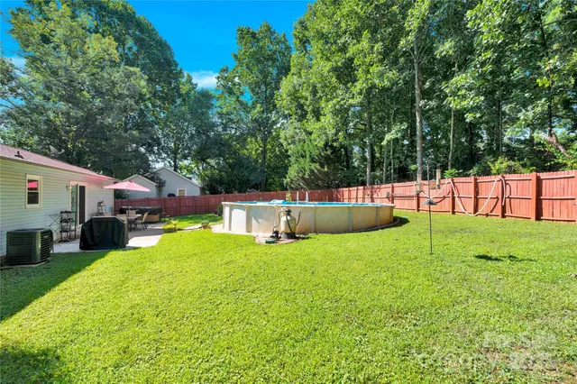 a view of a house with backyard