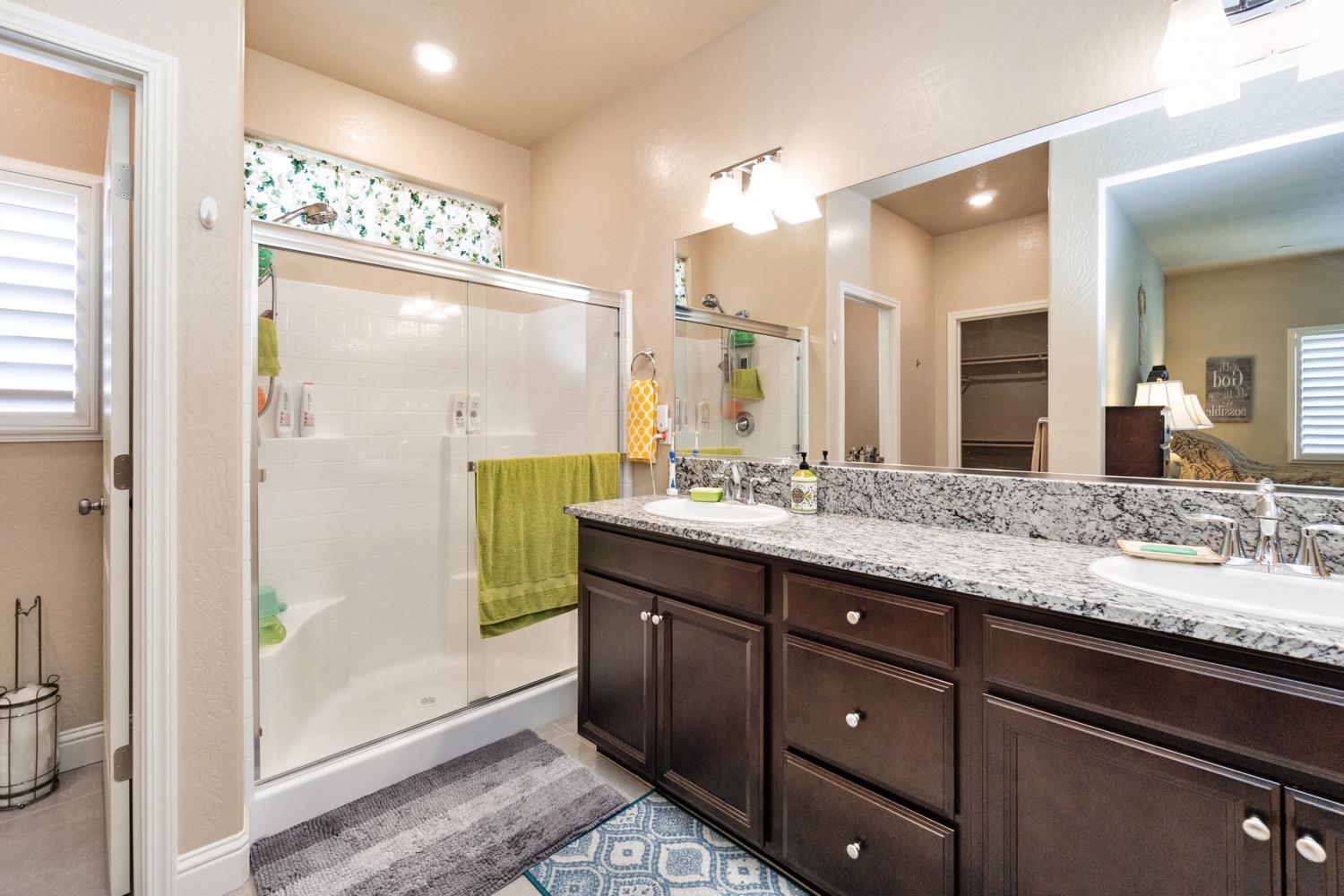 881 Strada Street Lemoore, CA 93245 - Photo 16 of 39 Primary Suite Bathroom