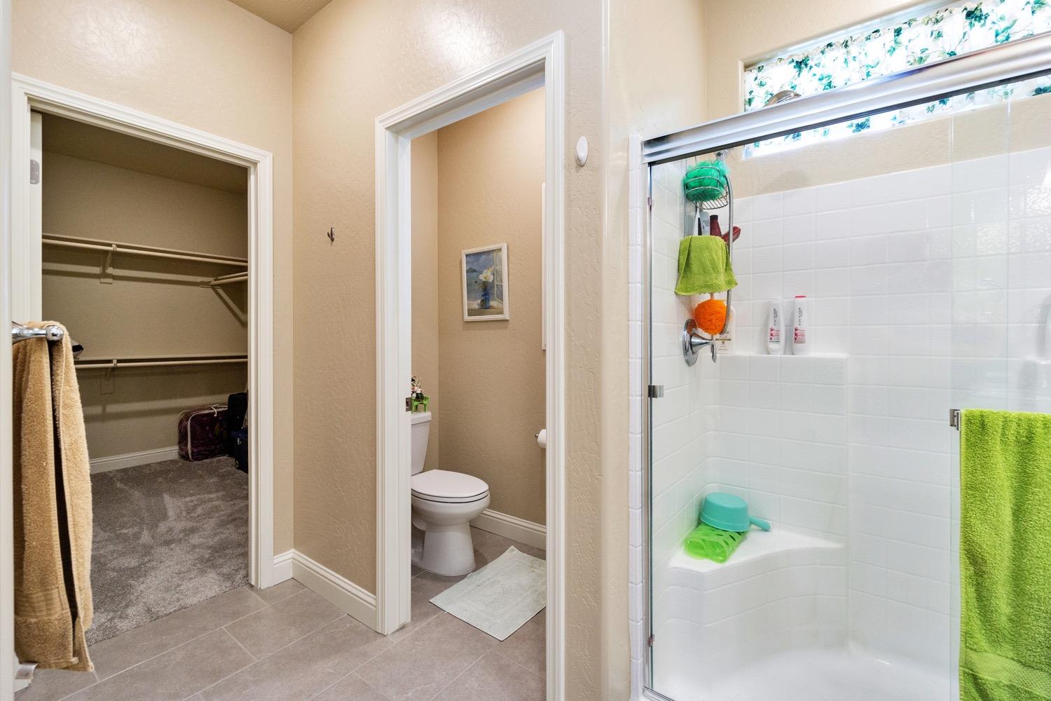 881 Strada Street Lemoore, CA 93245 - Photo 17 of 39 Primary Suite Bathroom