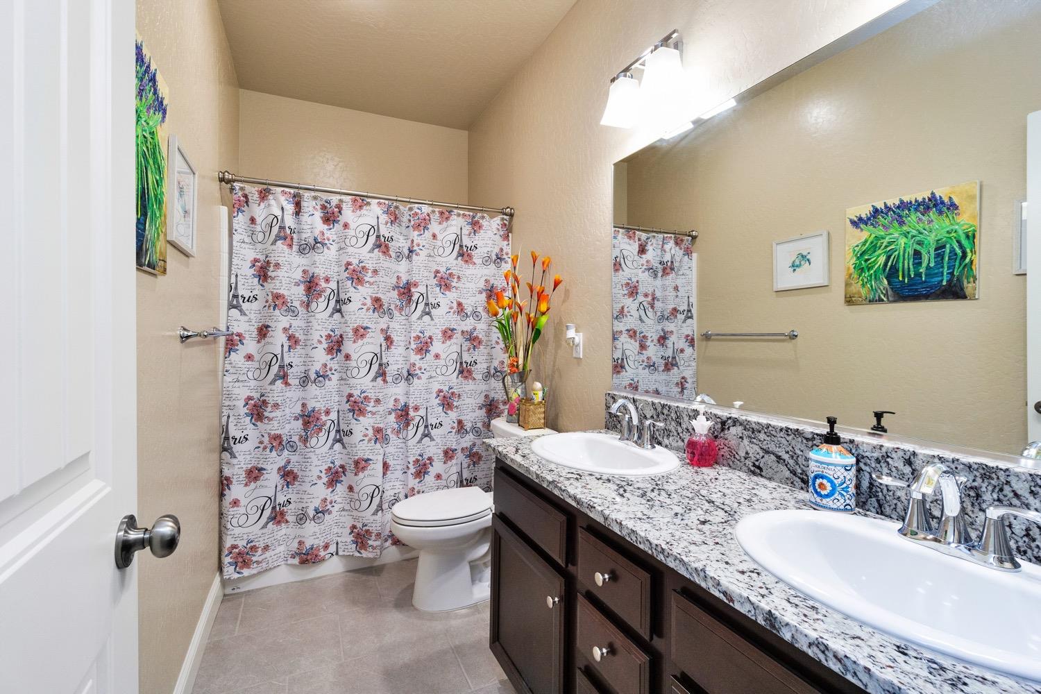 881 Strada Street Lemoore, CA 93245 - Photo 20 of 39 Hall Bath