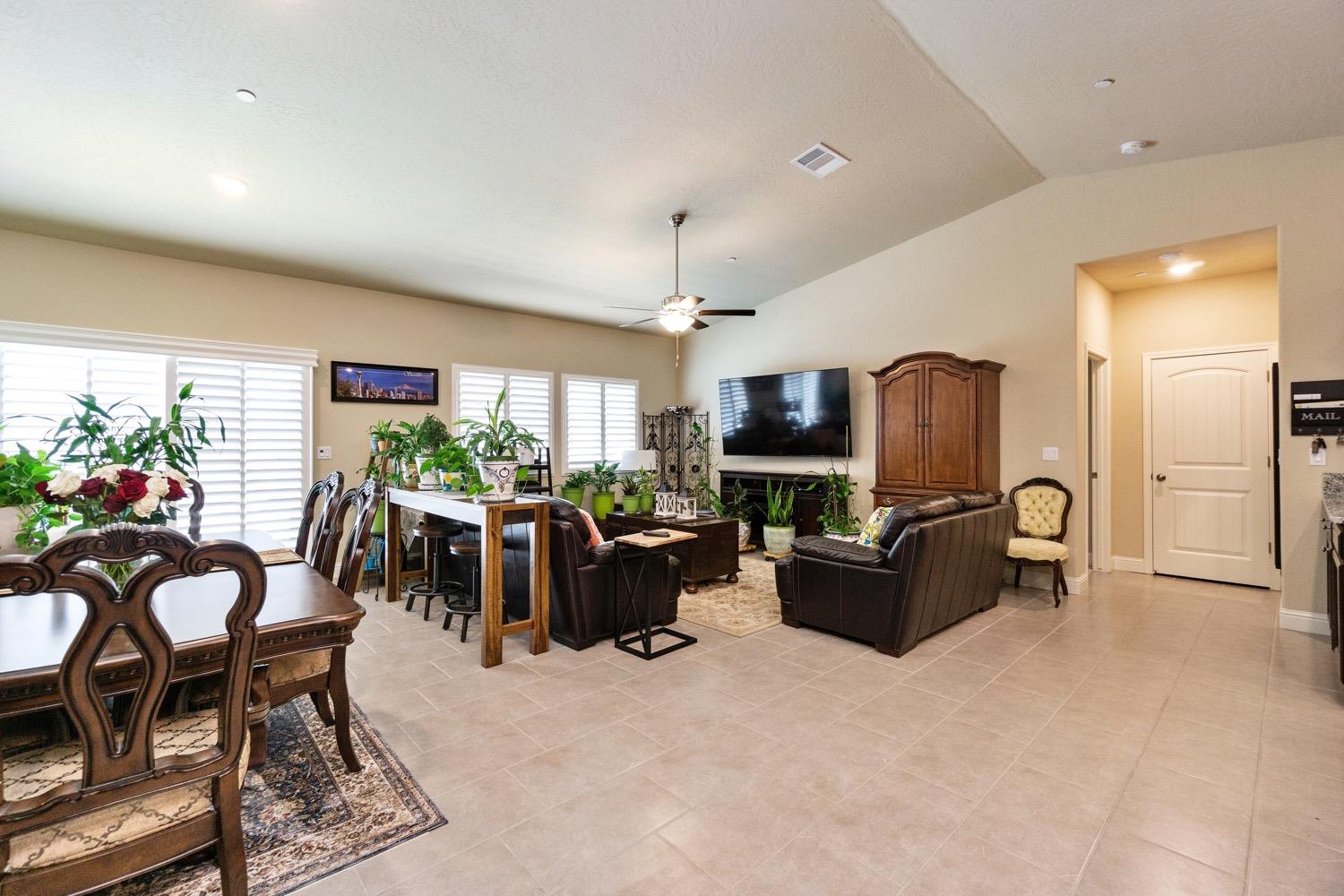 881 Strada Street Lemoore, CA 93245 - Photo 4 of 39 Gallery Image 4