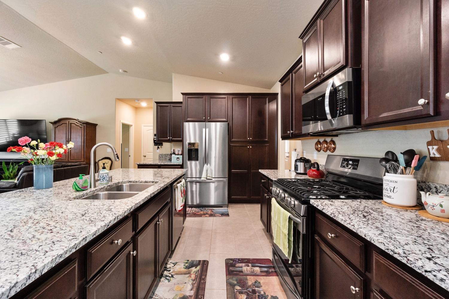 881 Strada Street Lemoore, CA 93245 - Photo 7 of 39 Gallery Image 7
