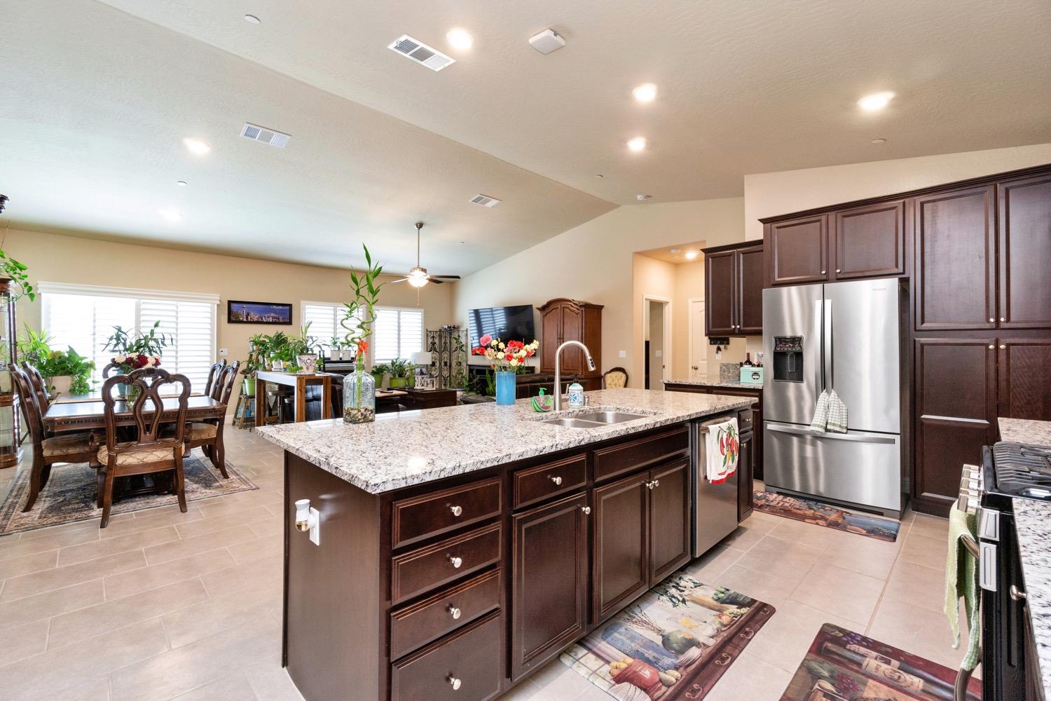 881 Strada Street Lemoore, CA 93245 - Photo 8 of 39 Gallery Image 8