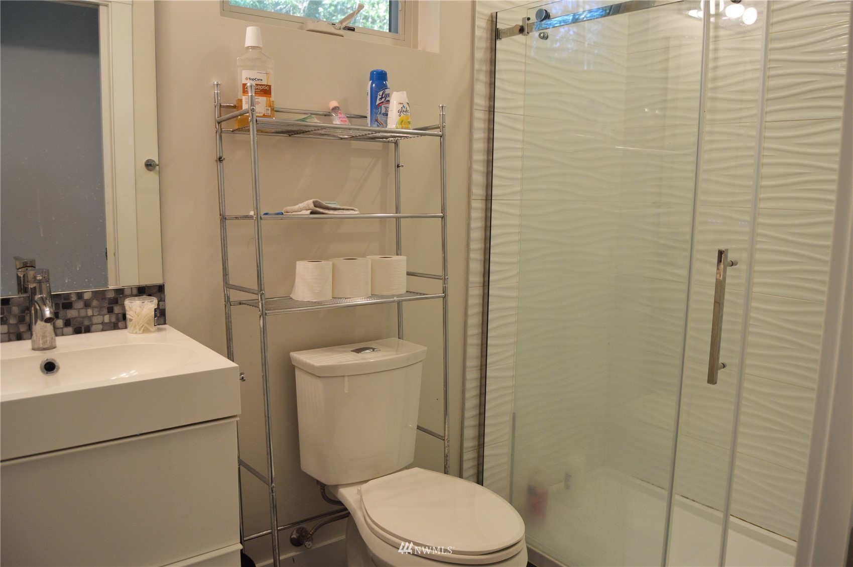 920 Ruby Street Blaine, WA 98230 - Photo 11 of 40 a bathroom with a toilet a sink and shower