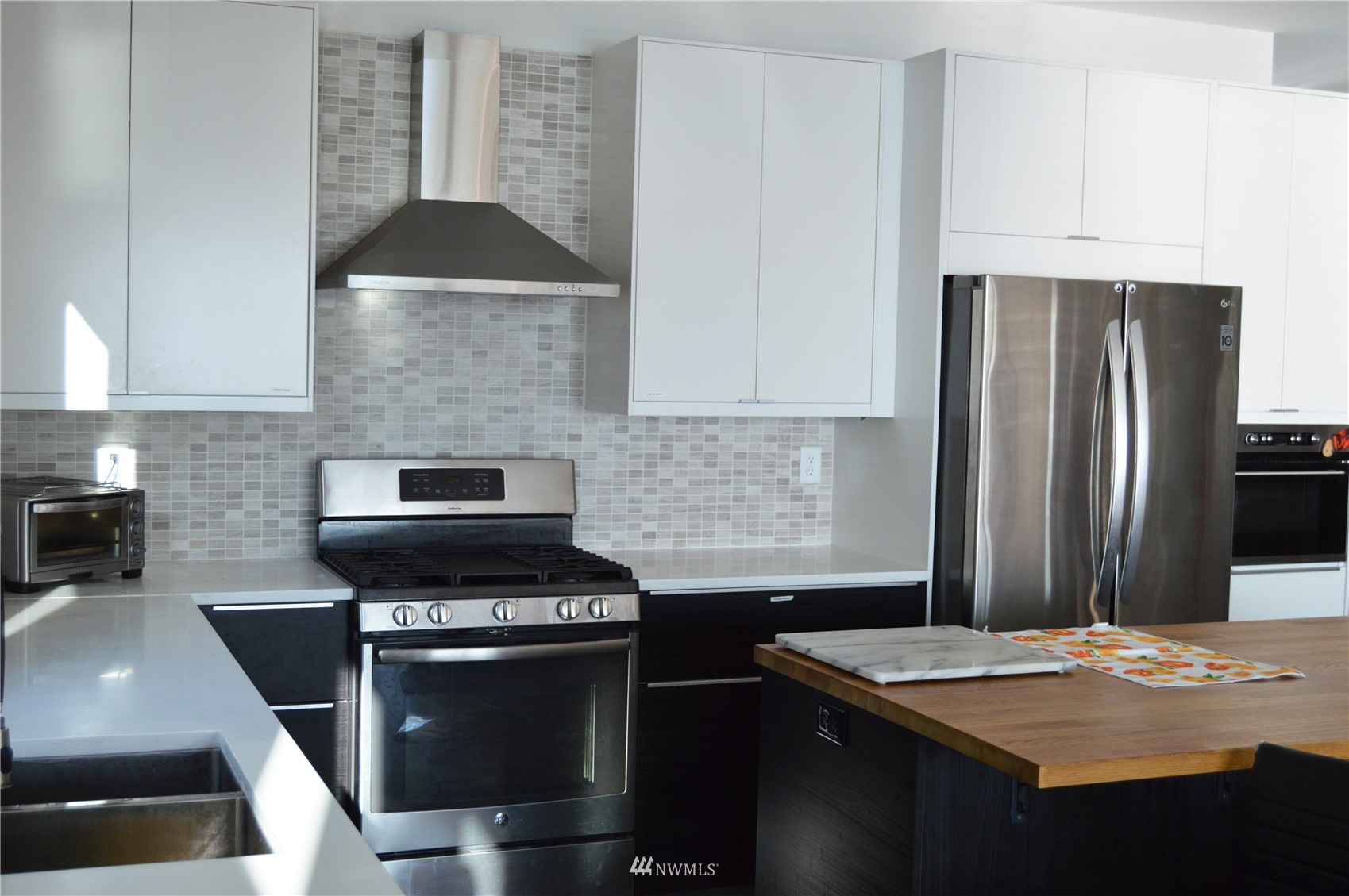 920 Ruby Street Blaine, WA 98230 - Photo 9 of 40 a kitchen with granite countertop a stove and a refrigerator