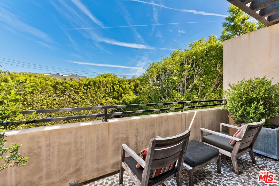 10521 Northvale Road Los Angeles, CA 90064 - Photo 30 of 52 a backyard of a house with table and chairs
