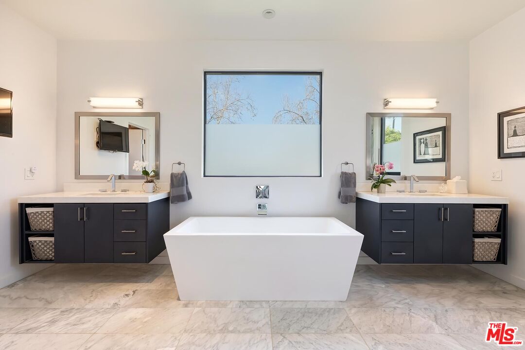 10521 Northvale Road Los Angeles, CA 90064 - Photo 31 of 52 a spacious bathroom with a tub sink and mirror