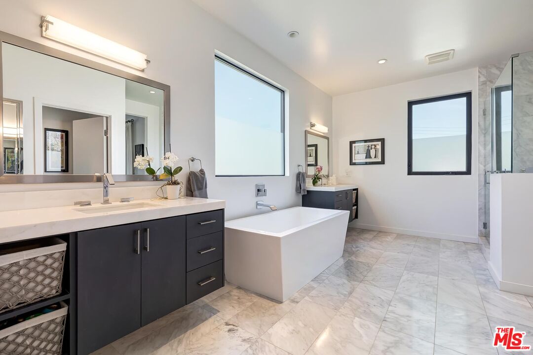 10521 Northvale Road Los Angeles, CA 90064 - Photo 32 of 52 a spacious bathroom with a double vanity sink mirror and bathtub
